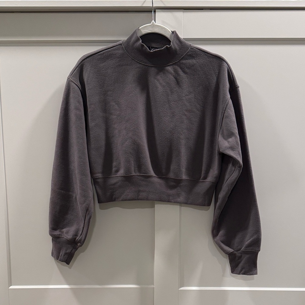 Forever 21 Gray Mock Neck Cropped Sweatshirt — Size S